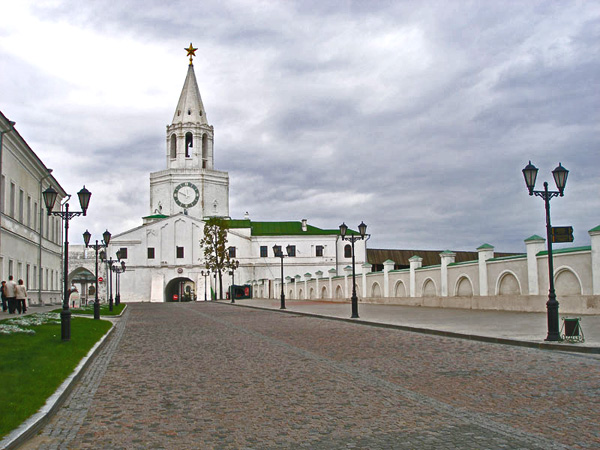 В Казанском кремле туристка из Москвы погибла под колесами авто