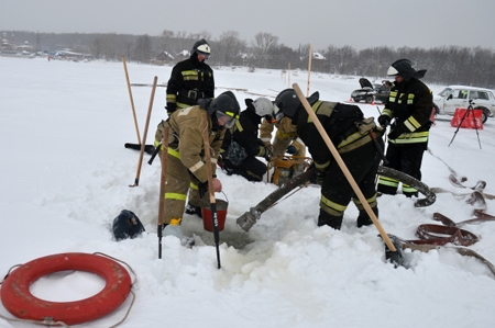 Любители экстремального вождения по льду утонули в нижегородском пруду