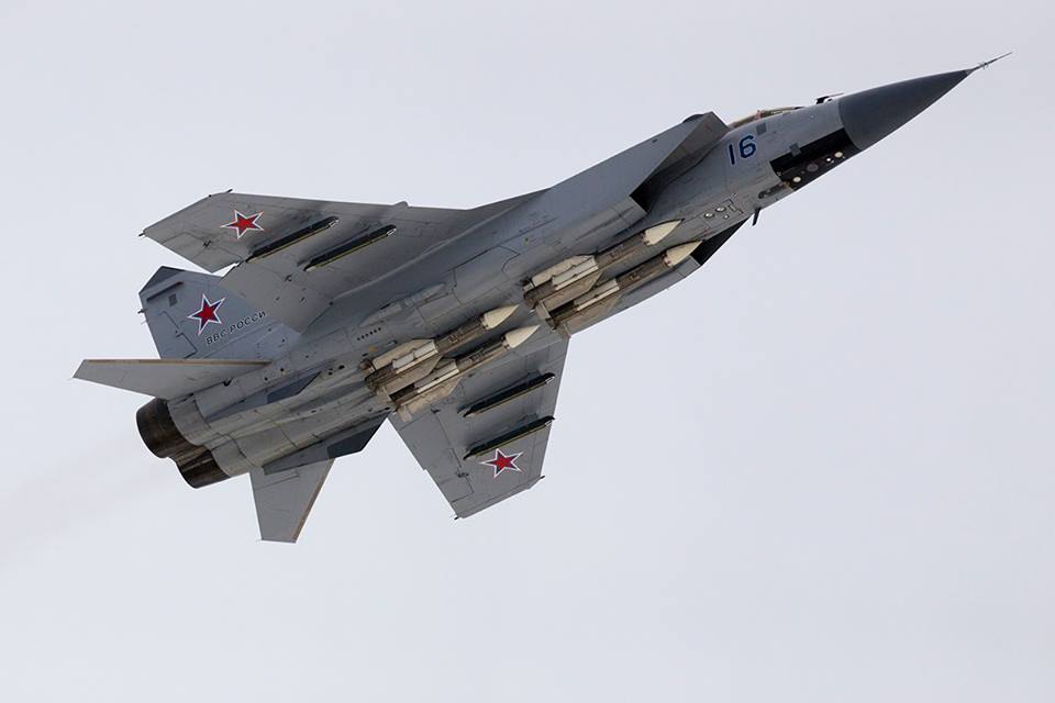 Экипажи МиГ-31БМ провели в Нижегородской области тренировочные воздушные бои