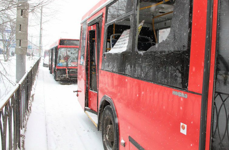 Семь человек госпитализированы после столкновения маршрутных автобусов в Казани