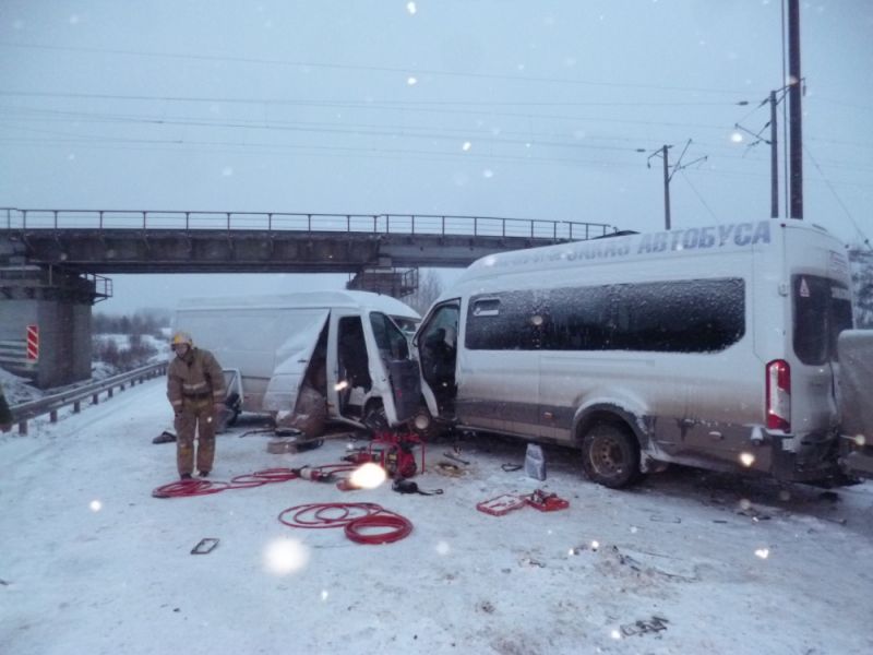 В столкновении двух микроавтобусов под Кировом погиб один, пострадали 12 человек