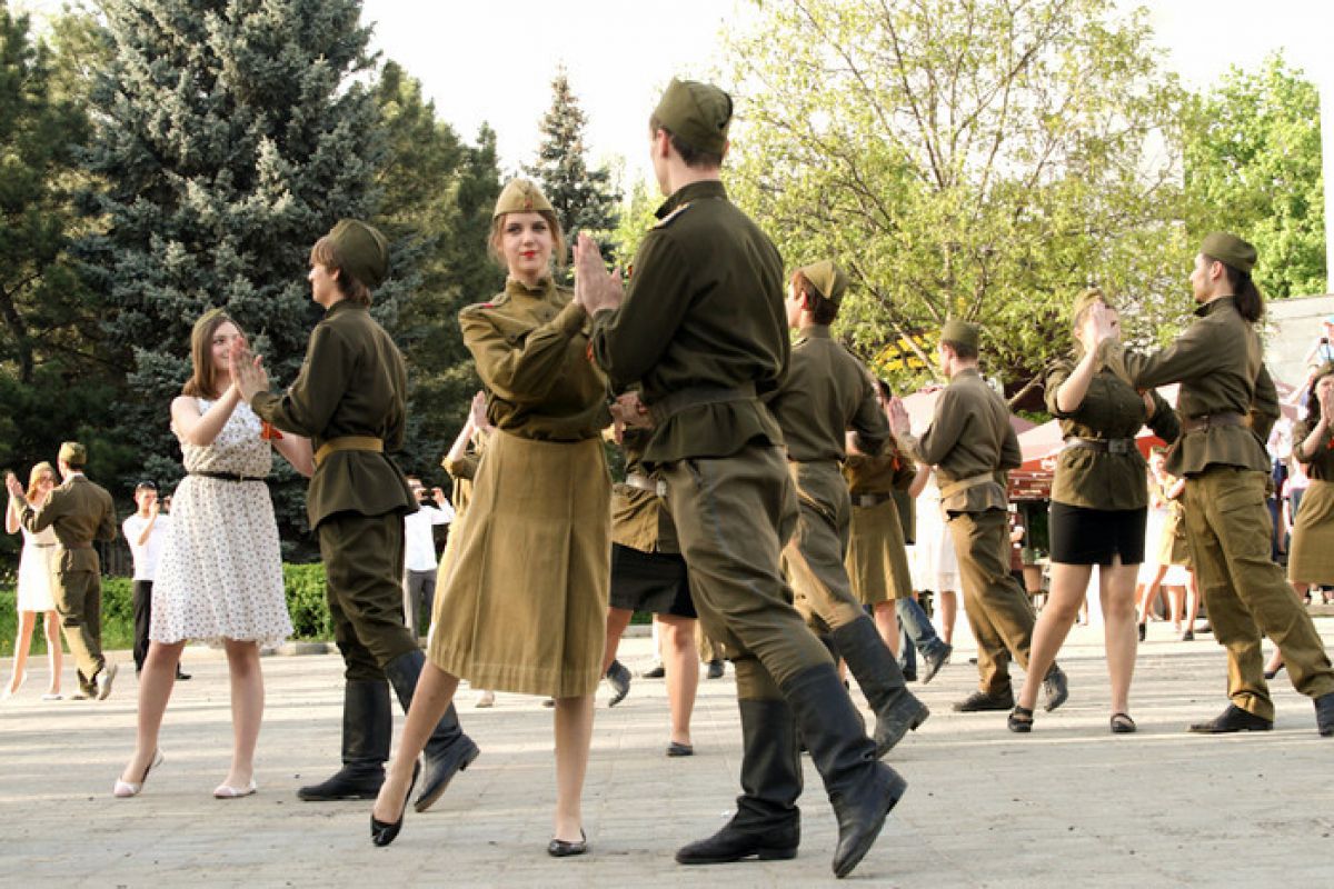 Жители Екатеринбурга станцуют вальс на городской площади в День Победы