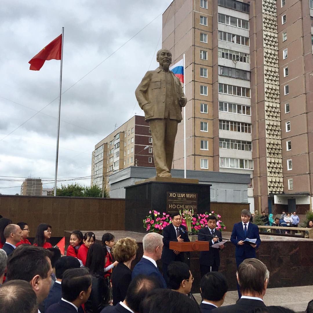 В Ульяновске установили 5-метровый памятник первому президенту Вьетнама Хо Ши Мину