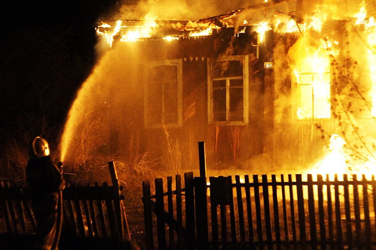Три человека погибли при пожаре на окраине Саратова