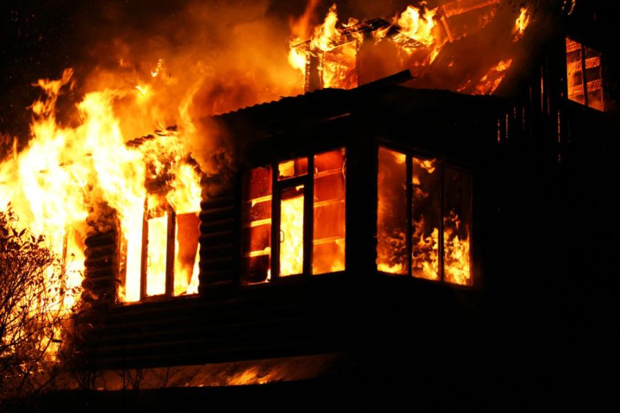 Пять человек стали жертвами пожара в кировском поселке