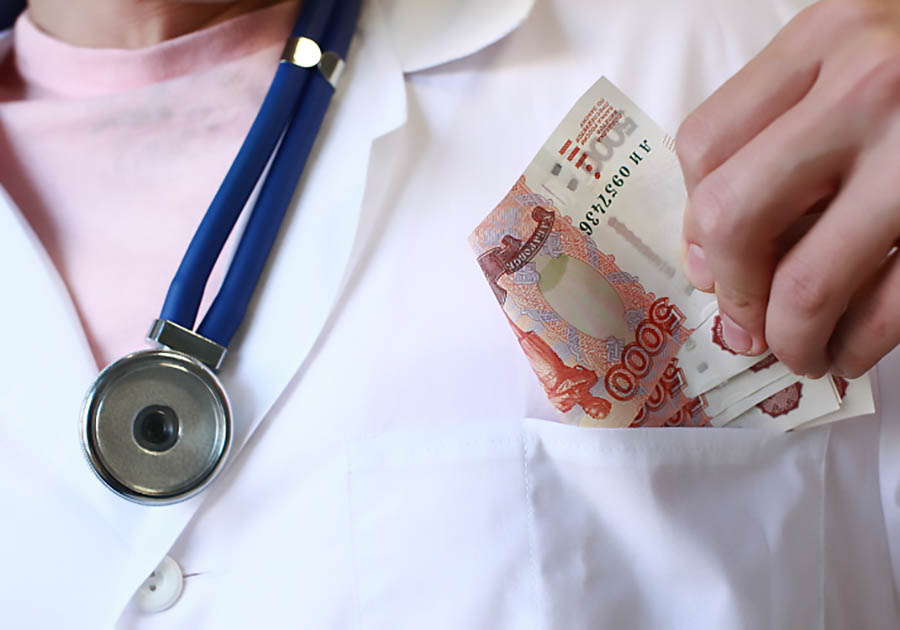 Молодым учителям и врачам Саратовской области подняли зарплату