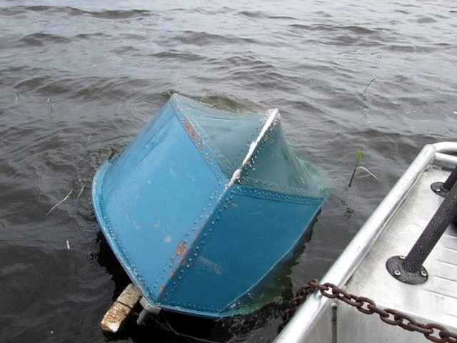 Лодка с четырьмя людьми перевернулась под Кировом
