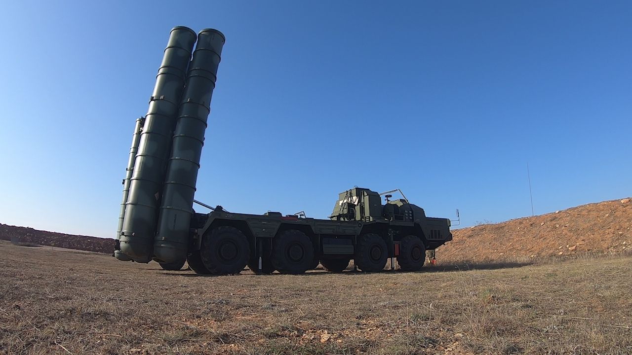 В Крыму прошли учения ПВО с применением зенитных ракетных систем С-400 «Триумф»