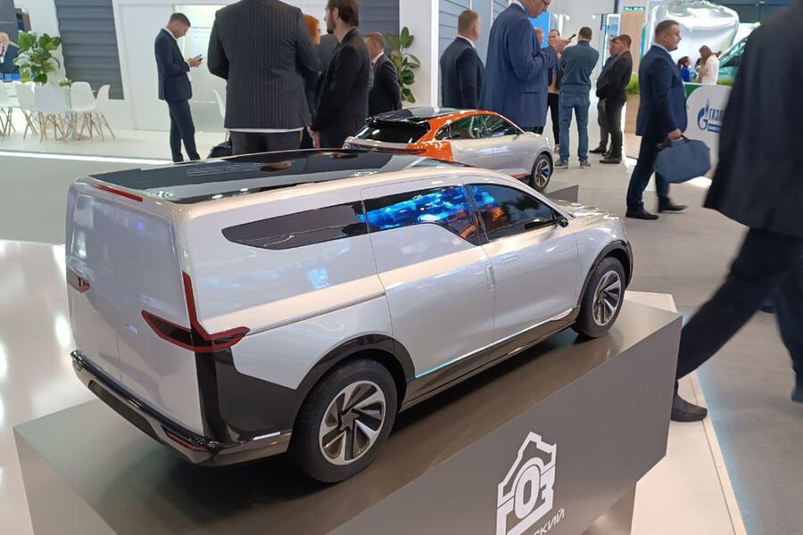 На ПМГФ-2022 Концерн «Алмаз-Антей» представил прототипы газоэлектрического кроссовера и фургона