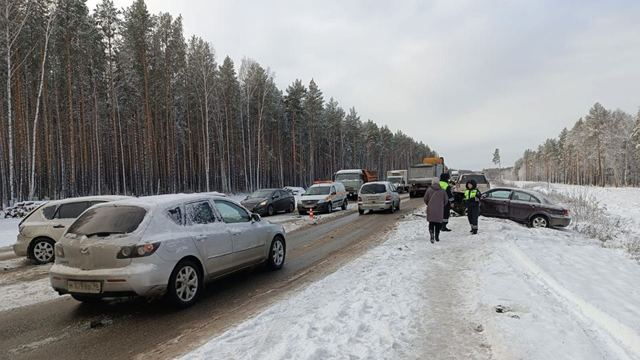Более 60 ДТП произошли на фоне обильного снегопада в Свердловской области
