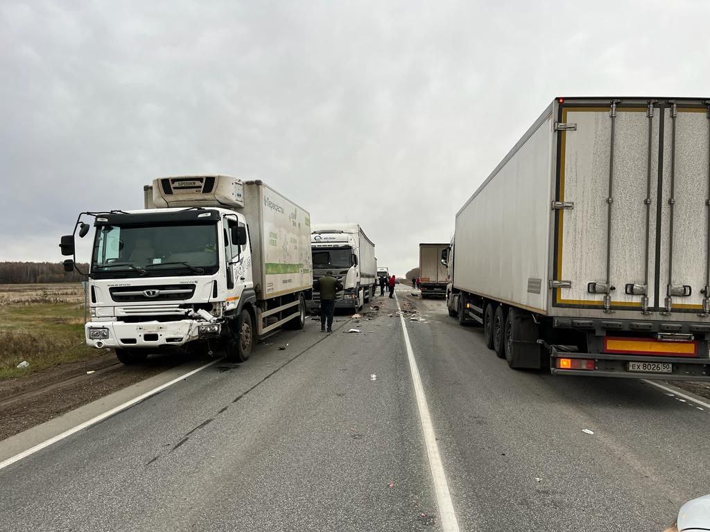 В крупном ДТП с тремя грузовиками на трассе М-7 «Волга» погибли три человека