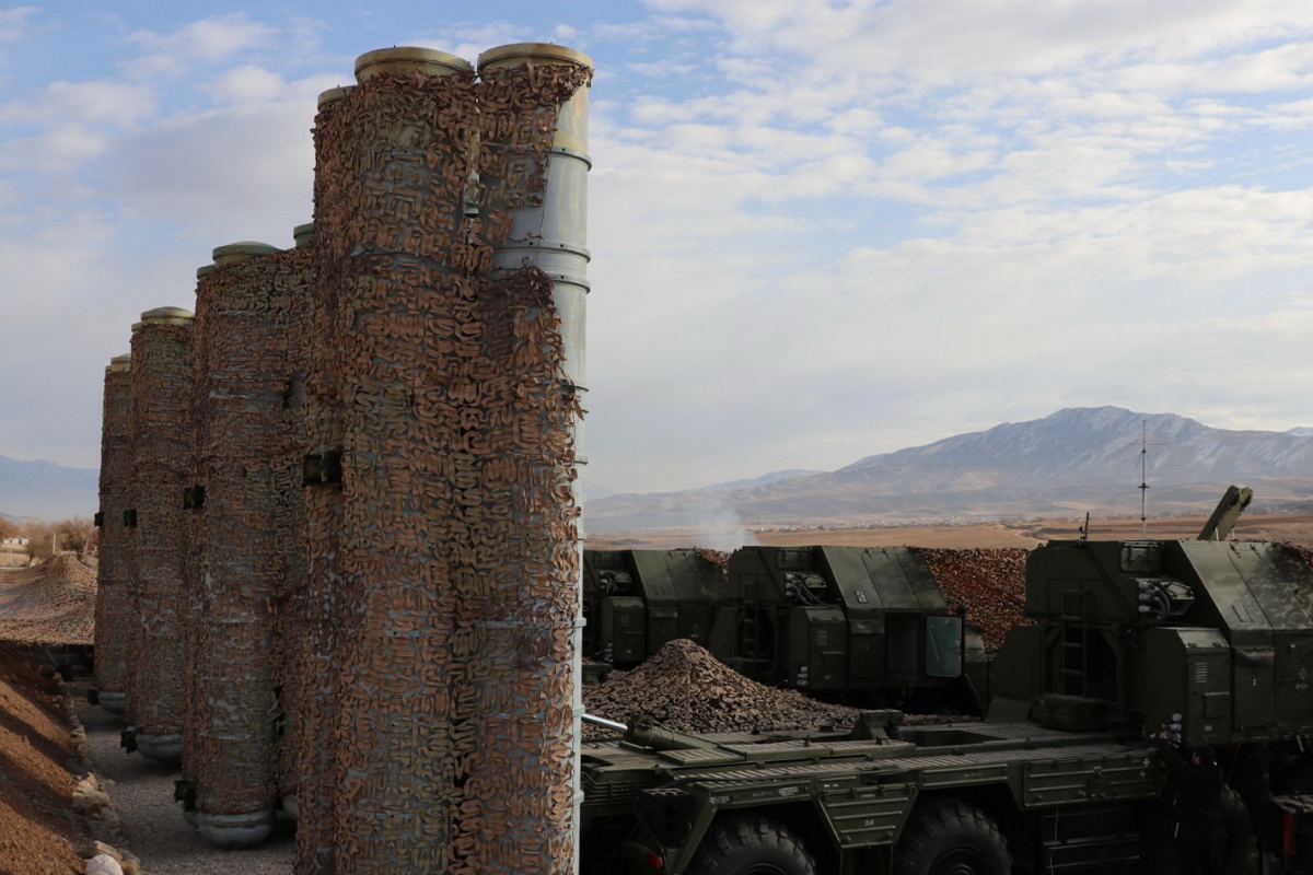 На российской военной базе в Таджикистане проверили боеготовность расчетов систем ПВО С-300ПС