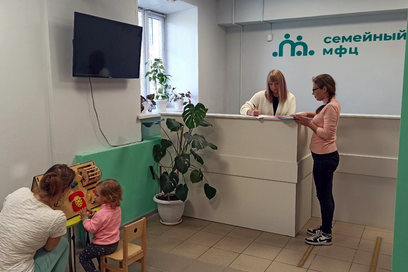 Минтруд сообщил, что в РФ более 80 тыс. семей воспользовались услугами семейных МФЦ