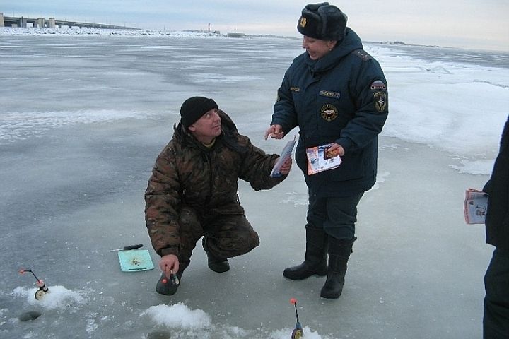 Нижегородские спасатели сняли с льдины пятерых рыбаков