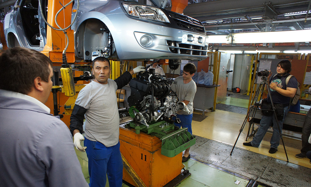 «АвтоВАЗ» снижает зарплаты сотрудникам на 20%