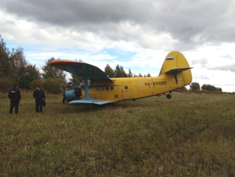 В поле под Ульяновском нашли брошенный самолет