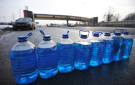 Жидкость для стеклоомывателей с превышением метанола в 60 раз обнаружена в Татарстане