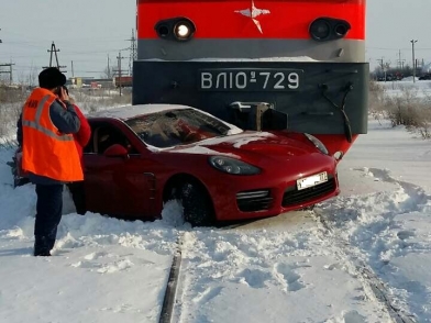 «Porsche Panamera» сенатора Харлова попал под электровоз