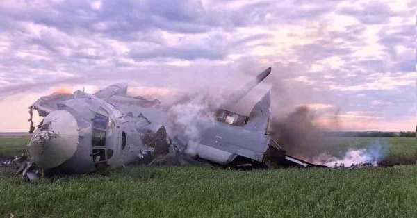 Один человек погиб в результате крушения под Саратовом военного самолета АН-26