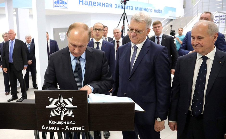 Владимир Путин посетил Ижевский завод «Купол» концерна ВКО «Алмаз-Антей»