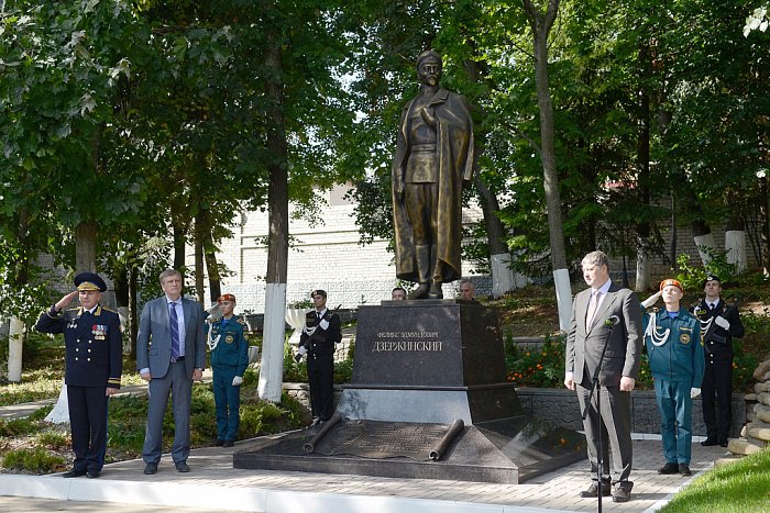 Двухметровый чугунный памятник Дзержинскому установили в Кирове