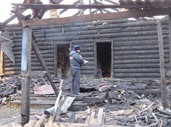 Два ребенка и три женщины погибли при пожаре в Свердловской области