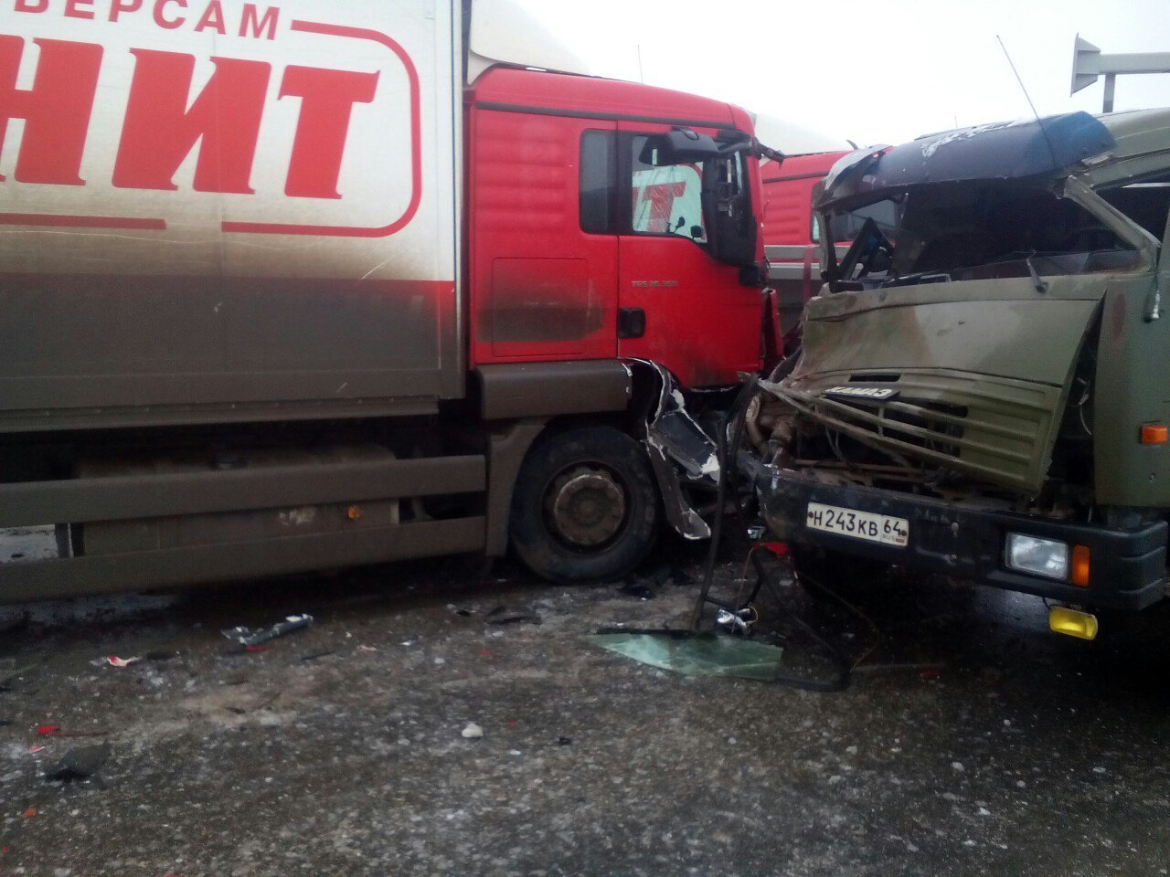 Семь грузовиков столкнулись на обледеневшей трассе в Саратовской области
