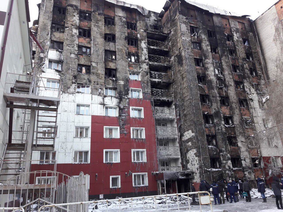 Более 40 квартиры пострадали из-за пожара в тюменской многоэтажке