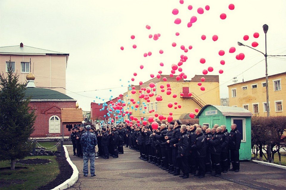 Кемеровские заключенные в День Победы выпустили в небо 650 воздушных шаров