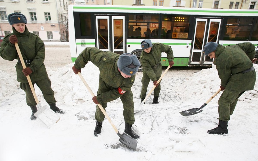 Спасатели и военные привлечены к ликвидации последствий снегопада в Саратовской области