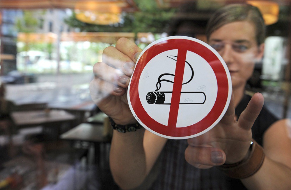 В Удмуртии запретили курить на остановках и около кафе и госучреждений