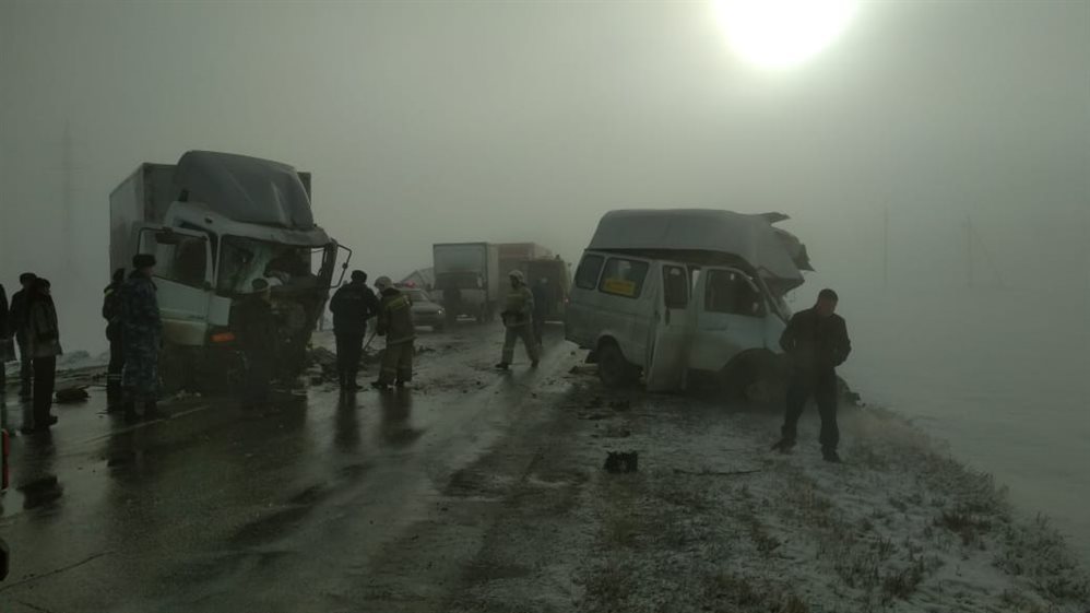 Три человека погибли в столкновении грузовика и микроавтобуса в Ульяновской области