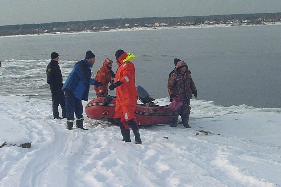 Рыбаков спасли с дрейфующей льдины на реке Каме