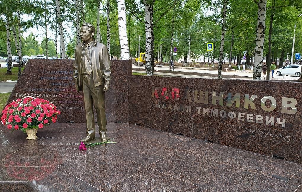 Памятник оружейнику Калашникову открыли у вуза его имени в Ижевске