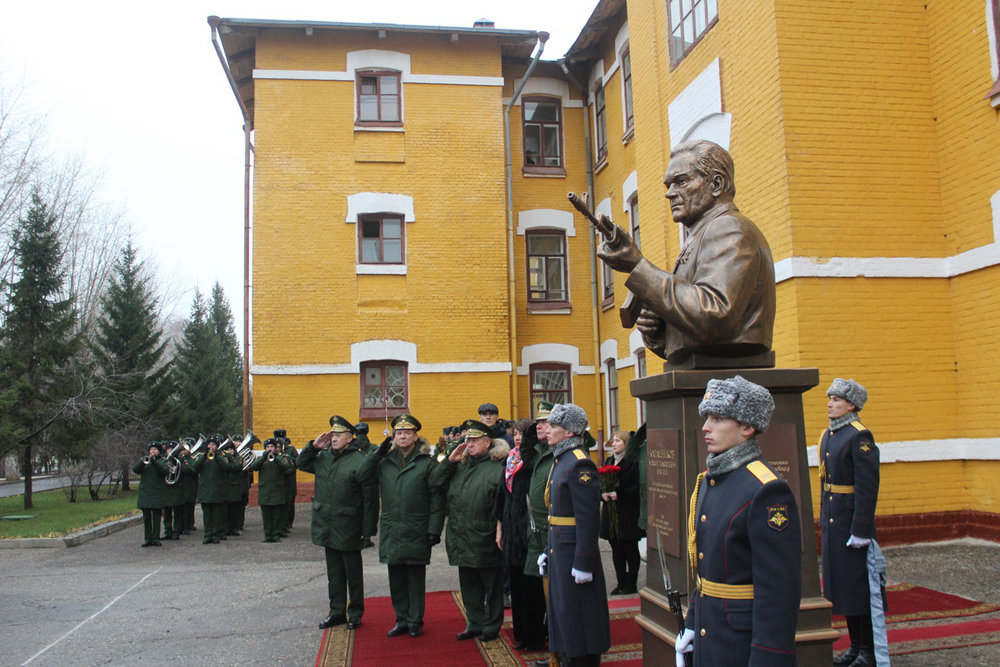 Памятник оружейнику Калашникову открыли к его столетию в Казани