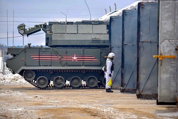 Занятия по повышению боевой готовности провели расчеты ЗРК «Тор-М2У»