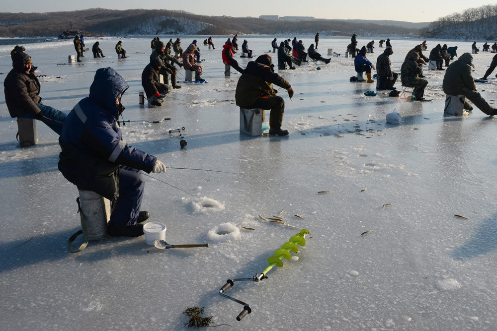 Спасатели эвакуировали 350 рыбаков с оторвавшейся льдины в Свердловской области