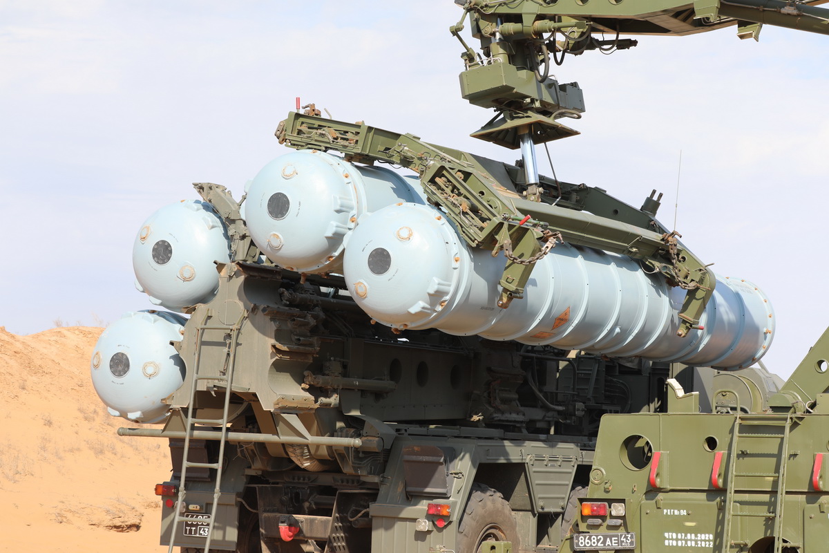 Российские системы С-400 отразили массированный ракетный удар на учениях под Астраханью