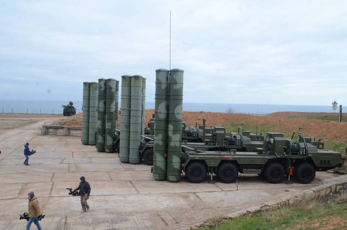 Боевые расчеты С-400 «прикрыли» ключевые предприятия Крыма от воздушной атаки