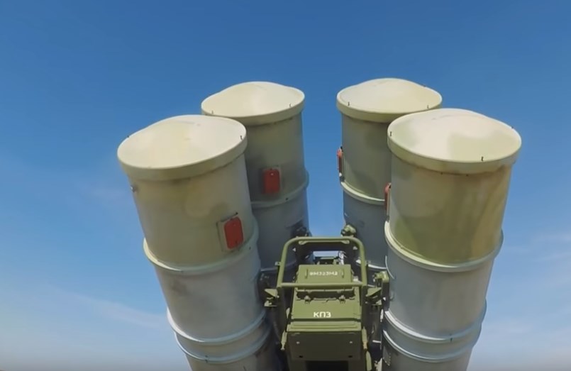 Системы С-400 «Триумф» уничтожили на учениях баллистические ракеты противника
