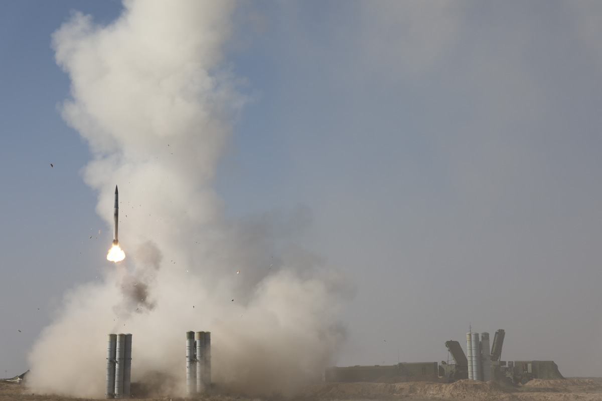 Системы ПВО С-400 отразили массированный ракетный удар на учениях под Астраханью