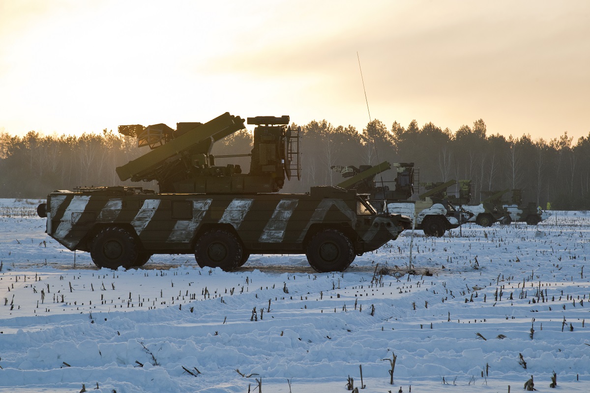 Колонну военной техники прикрыли на учениях ПВО в Бурятии расчеты ЗРК «Оса-АКМ»