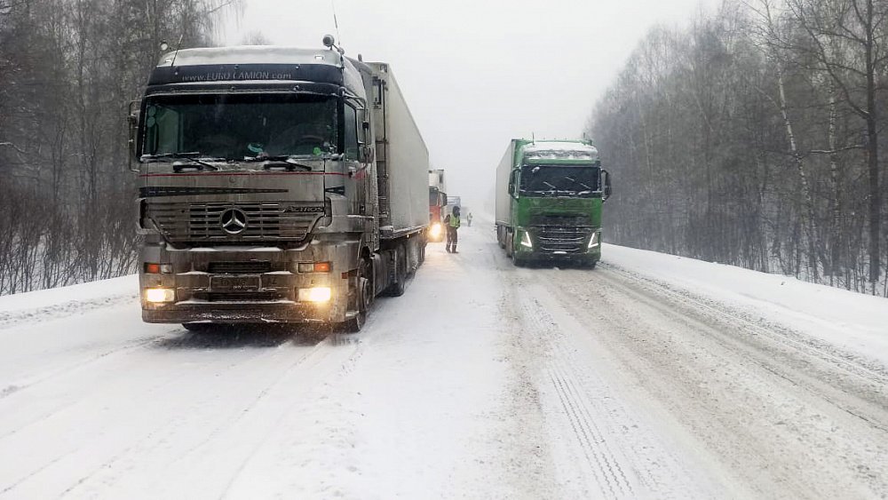 Движение большегрузов остановлено на трассе М-5 в Челябинской области