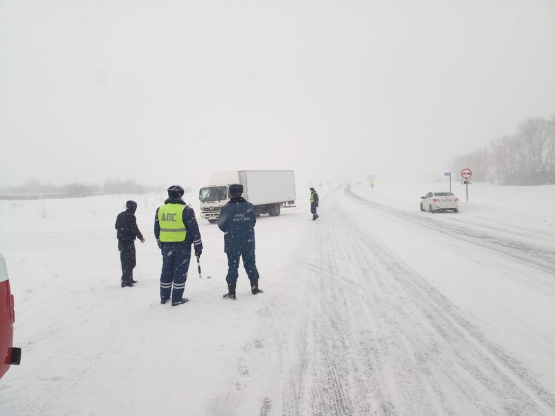 Четыре трассы закрыли в Оренбургской области из-за метели