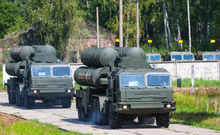 В Ленинградской области расчеты ЗРС С-400 отразили воздушное нападение условного противника