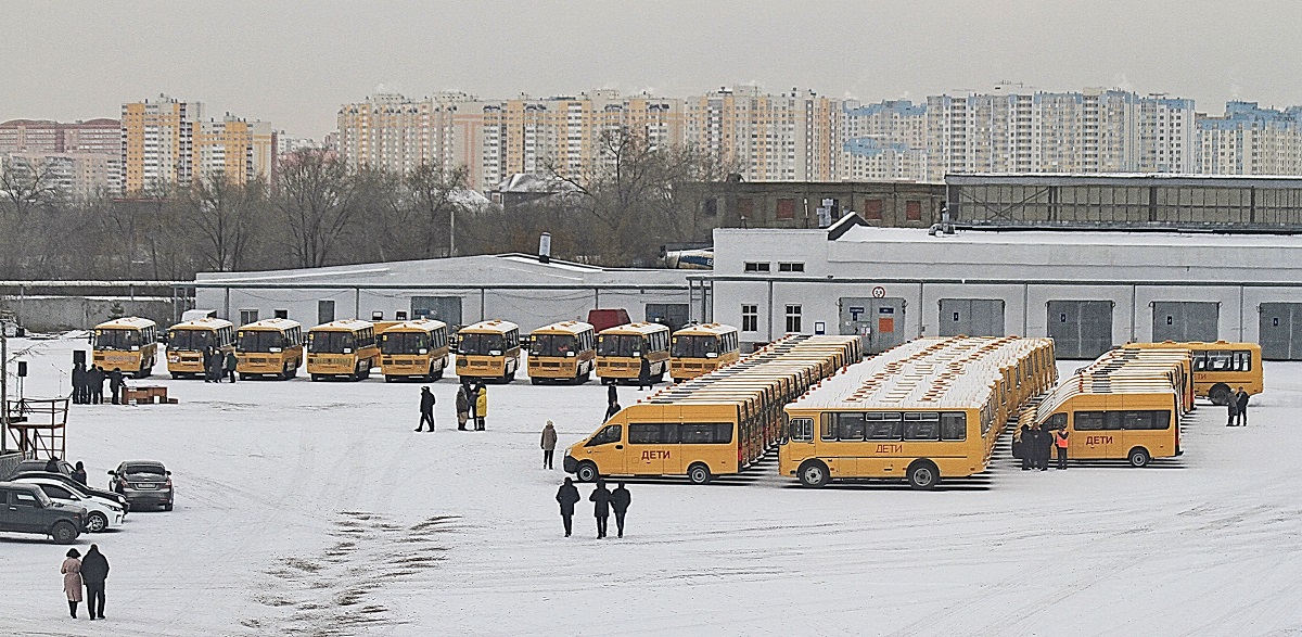 Более 70 новых автобусов получили школы Оренбуржья