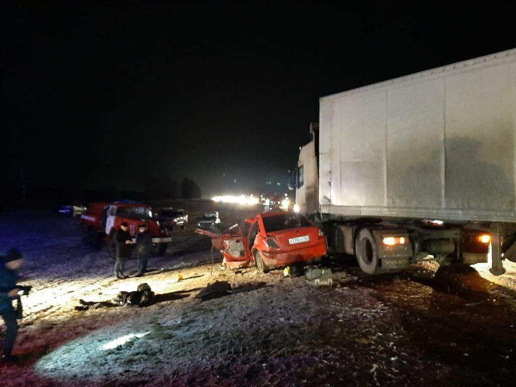 В ДТП с грузовиком на трассе в Татарстане погибли четыре человека
