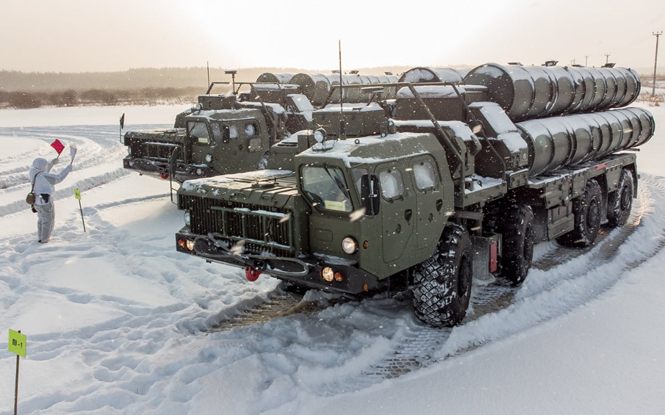 Боевые расчеты систем ПВО С-400 отразили в трёх регионах России условное воздушное нападение