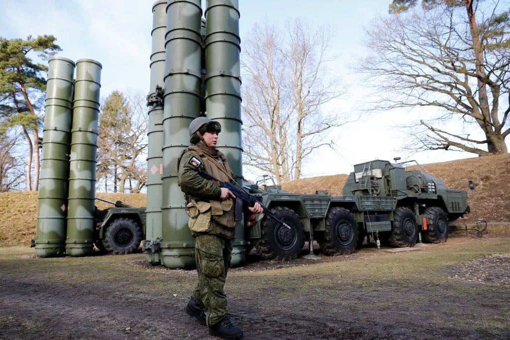 На западе России прошли плановые учения расчетов зенитных ракетных систем С-400 «Триумф»
