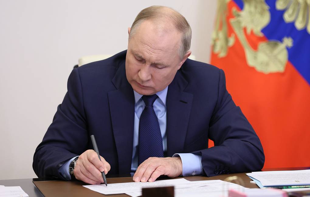 Путин подписал закон о выплате на ребенка из средств материнского капитала